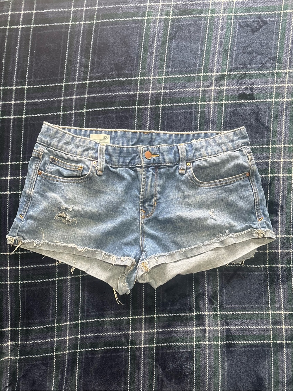 Y2K 2000s Gap 1969 low rise light blue denim shorts. Size 32.